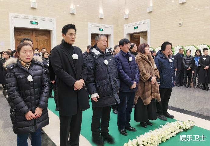 赵忠祥八岁孙子为爷爷写16字挽联,挂内场最重要位置,有人痛哭落泪不止