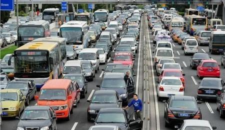 『电动车』继一盔一带后，电动车又有新规实施，一允许两禁止，车主：别骑了