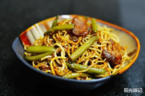面条■夏天懒得动，就来做这碗面，饭菜一锅出，省事省力，吃起来太香了