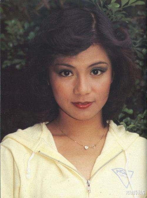 翁美玲|1985年凌晨，翁美玲穿红衣死在沙发，双脚臃肿，尸体被裹5层锡纸