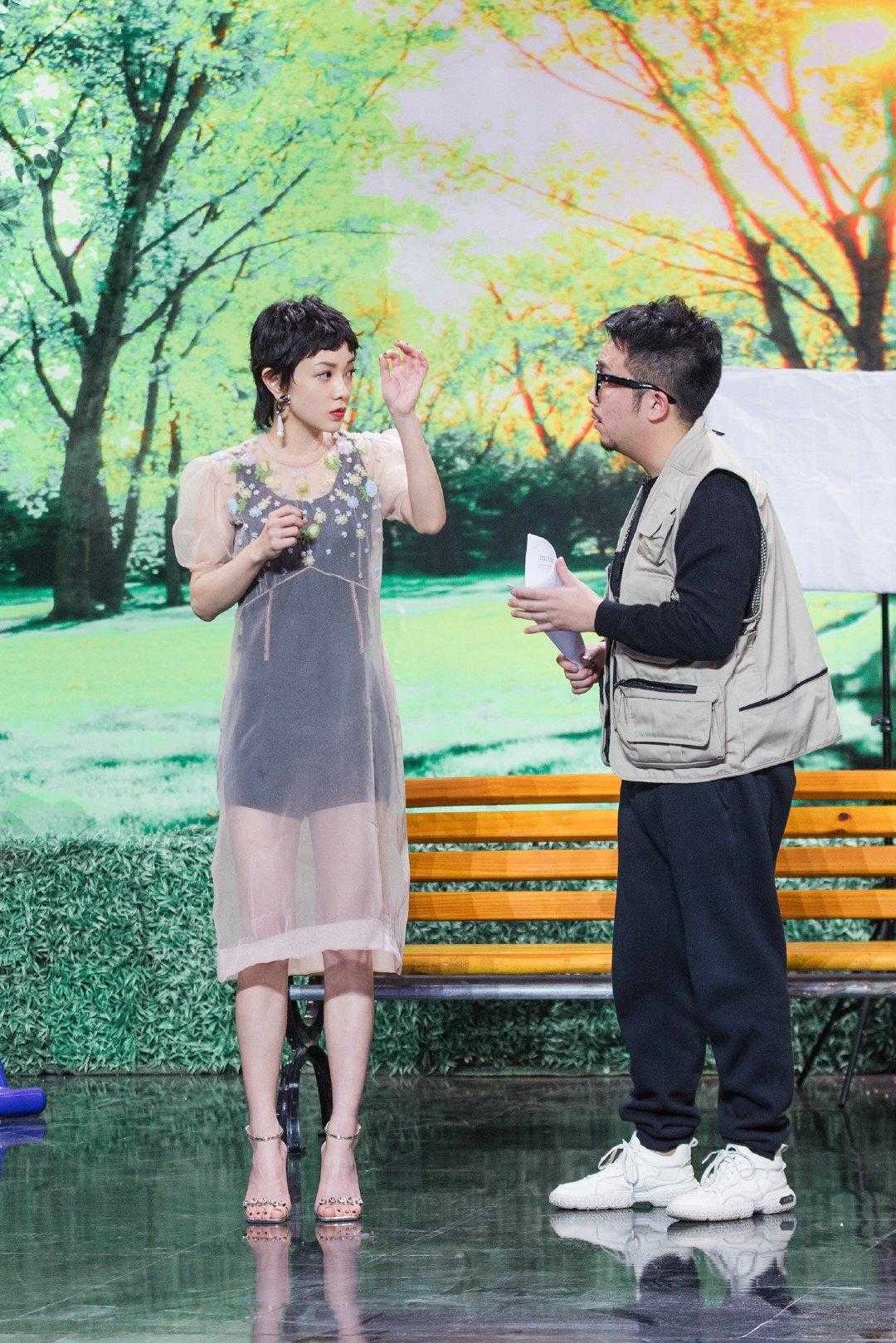 #连衣裙#郭采洁看着一点不像34岁，超短发配一条白色薄纱连衣裙，减龄洋气