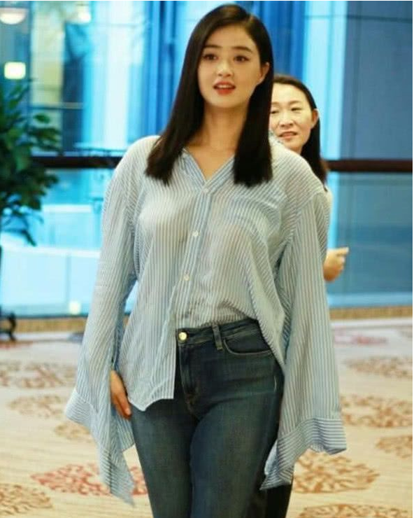 蒋欣减肥成功退出微胖界,近照瘦成"少女腰",四肢纤细太迷人