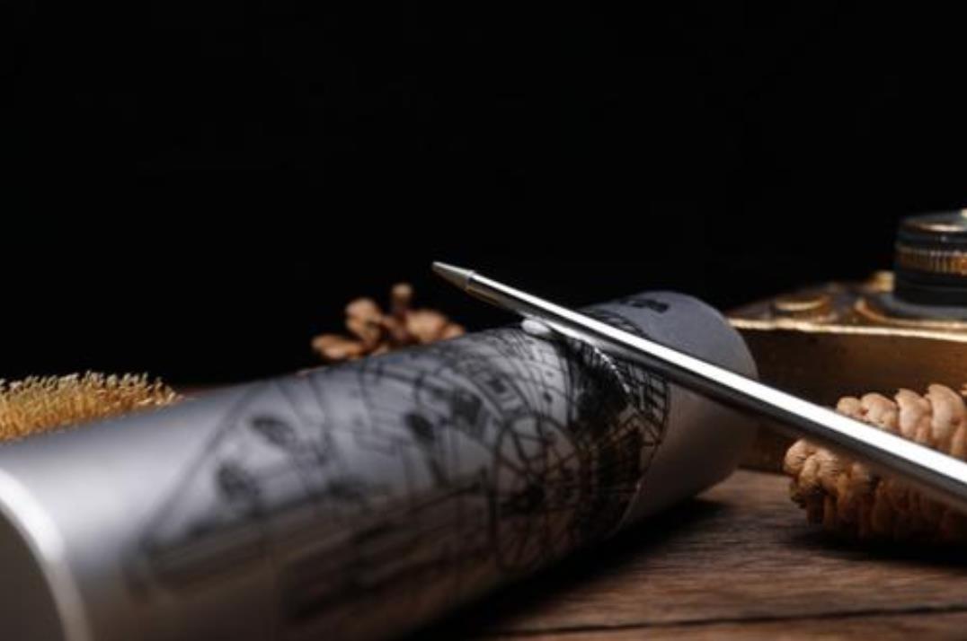 「太空」迪拜19岁男孩发明“永恒笔”，一支能用一辈子，而且不需要墨水