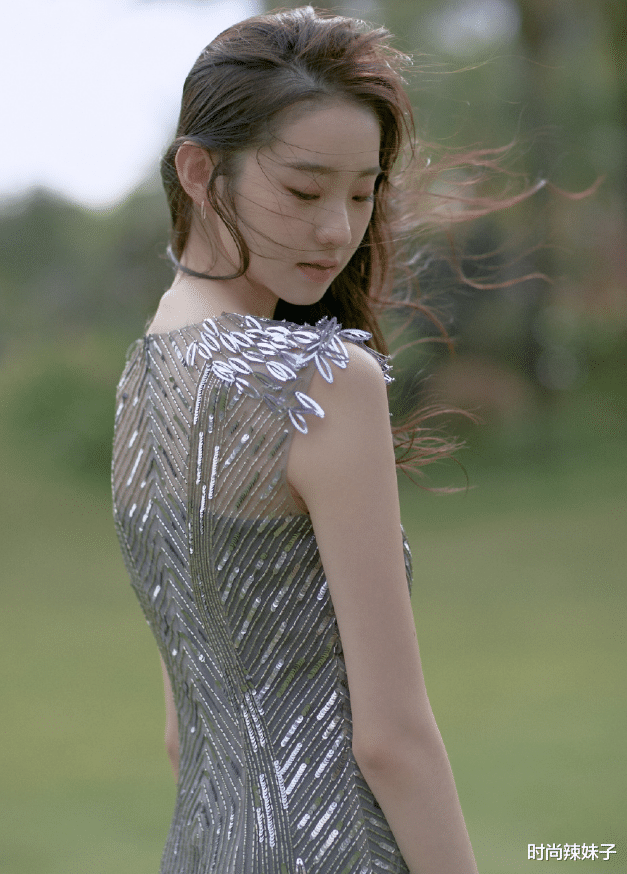 #张艺凡#不懂为何张艺凡只留长直发？看她曾经的卷发形象，这谁能认得出