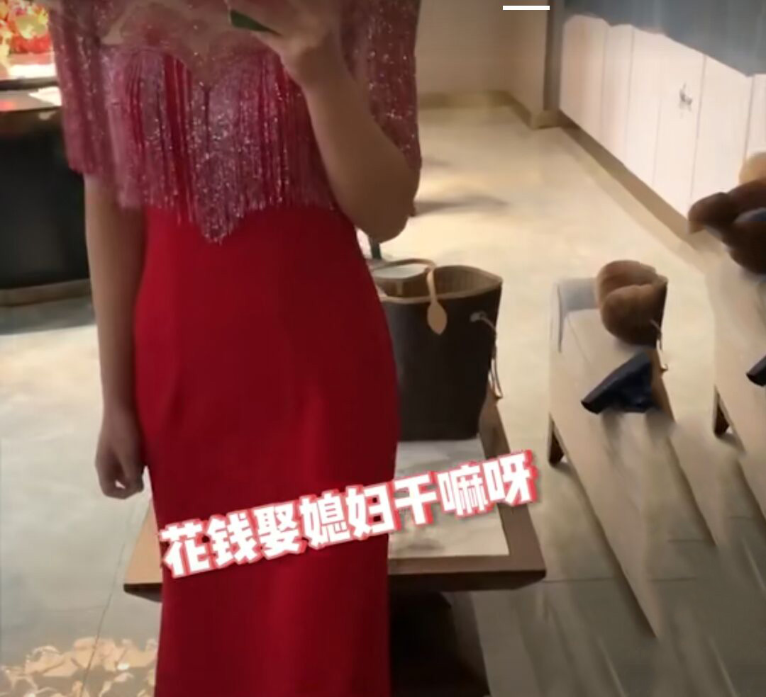 康康说趣 安徽一新郎把新娘忘在酒店,自己跑伴郎房间睡觉,网友:白娶了