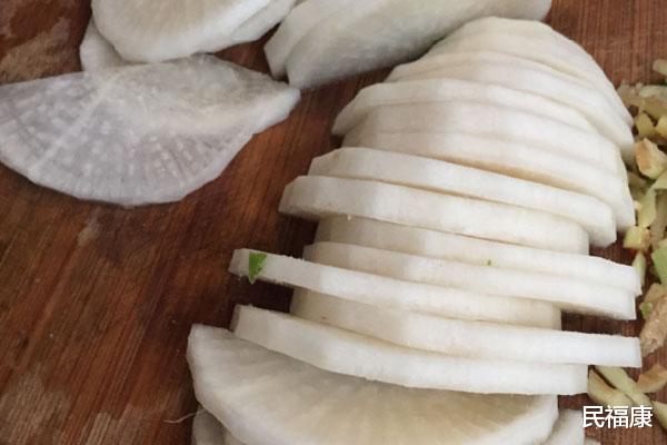 白萝卜|提醒家里人：白萝卜与3种食物碰到一起，可能会让癌细胞“苏醒”