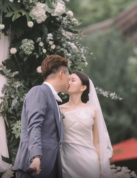 「沈涛」《王牌对王牌》沈涛结婚高清照曝光,递话筒的女孩真的不是费费