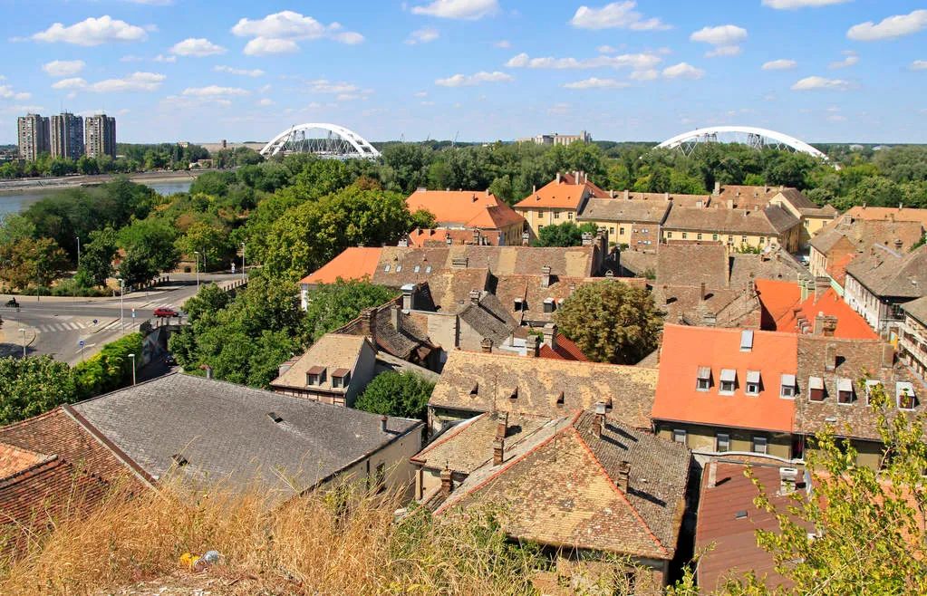 #欧洲#这位含泪求助的总统身后，是首个对中国免签的欧洲国家，美极了！