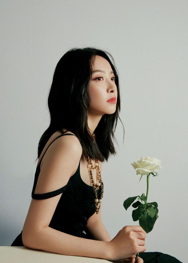 「宋茜」宋茜大翻身美成颜霸!穿小黑裙美得像赫本,法式卷发红唇风情万种