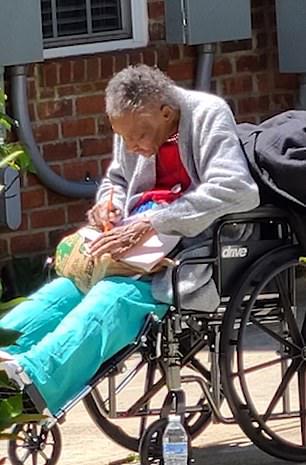 睹图|男子为母亲下葬的当天,发现棺材里躺着的竟是一个陌生人