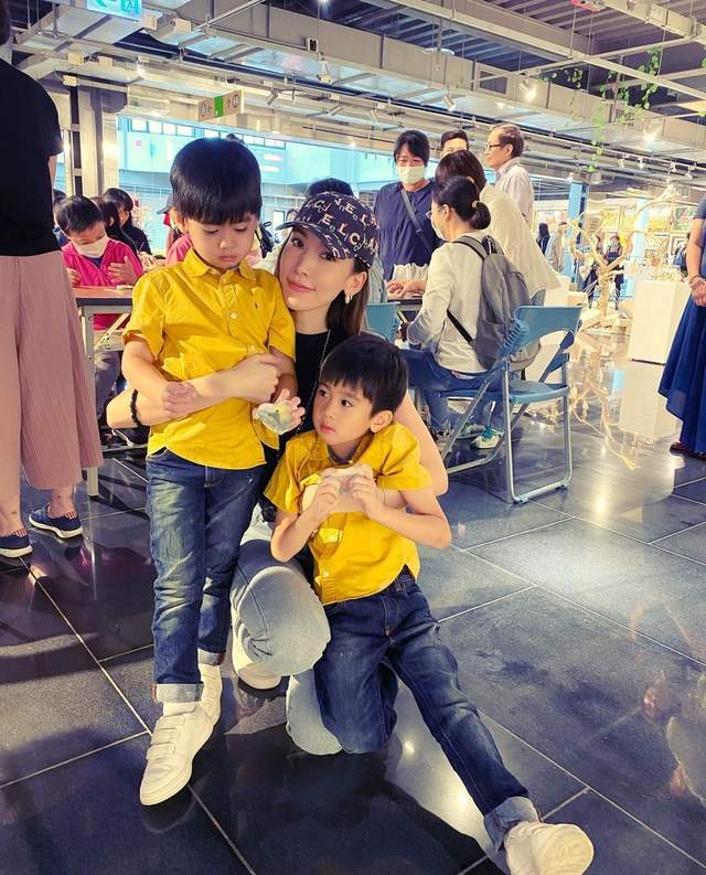 林志颖|林志颖弟弟全家出游,林志鑫亲吻女儿,儿女双全比小志幸运