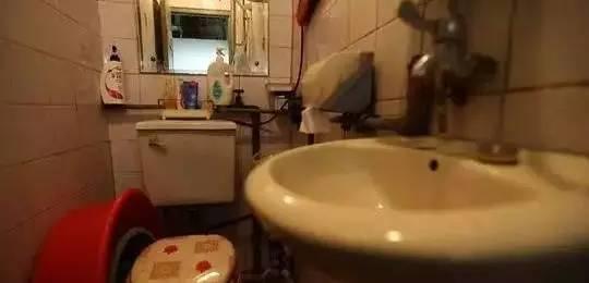 「」5口人蜗居17㎡，姥爷睡衣柜上，姥姥躲厕所，竟爆改成五室一厅