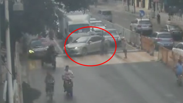 虎门太平|暖心！虎门一小车司机在路上拦车，就是为了……