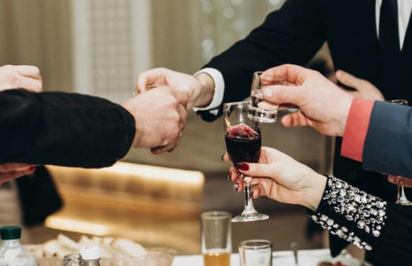 ：在职场多年，和领导一起喝酒的规矩还是要知道一点的