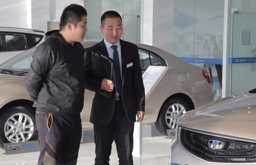 [买车]小伙分期买车，第一个月就还不上车贷，车主：不是一个月还2500吗？