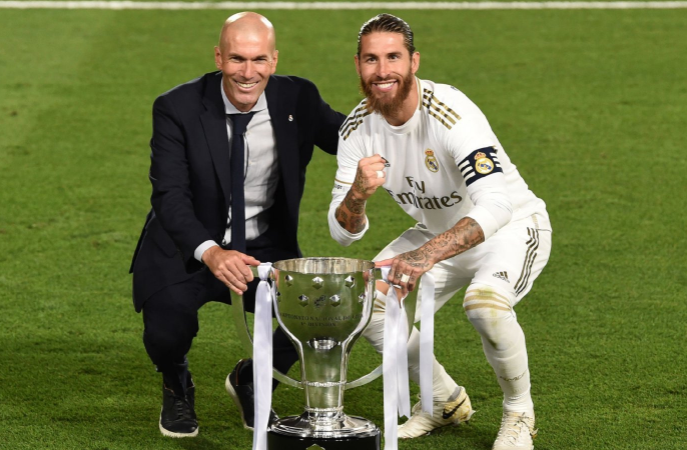 皇家马德里|皇马夺冠众生相！齐达内和拉莫斯相拥，贝尔欢呼，全队疯狂庆祝