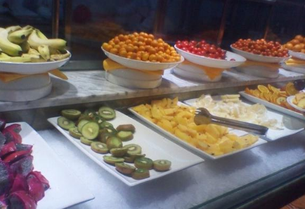 聚餐|不要把职场中同事之间的客气话当成真话，如果你信以为真的话，那你就是职场中的小白。