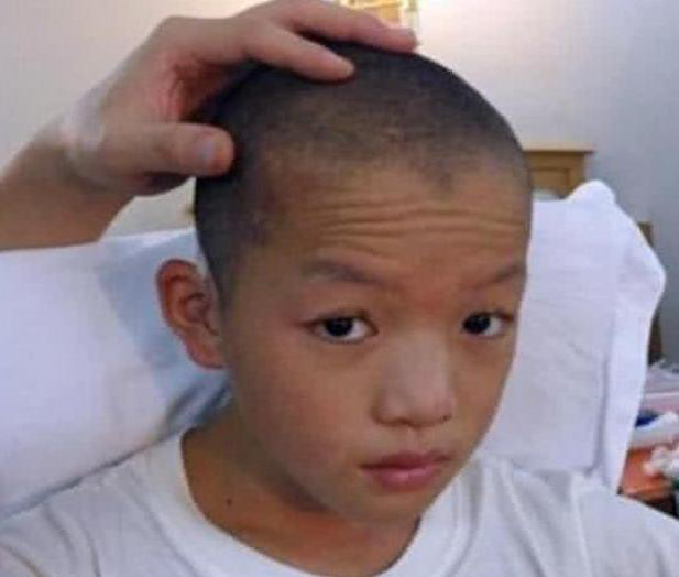 [周星驰]连亲妈都嫌弃他丑，却被周星驰看中一炮而红，如今20岁颜值逆袭
