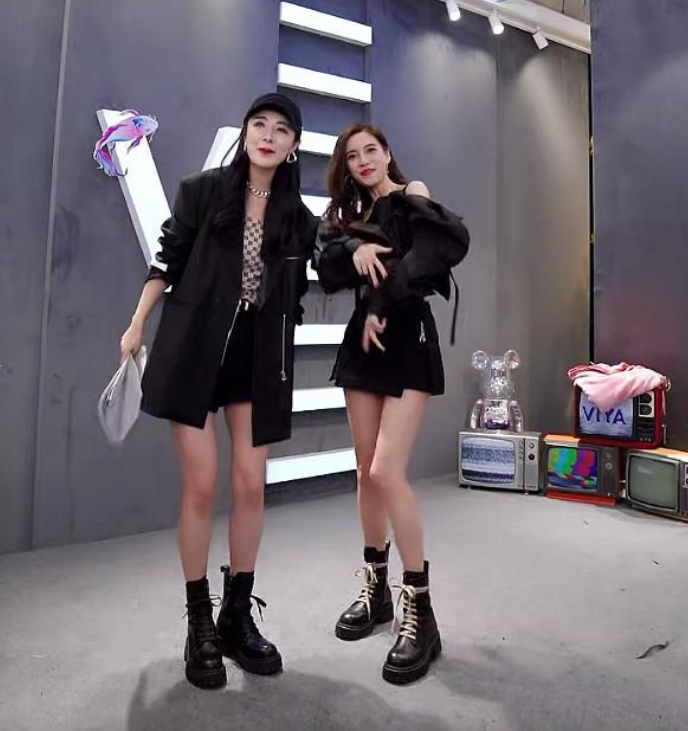 Angelababy|Angelababy做客薇娅的直播间，秀美腿来带货，上万马丁靴一秒抢空