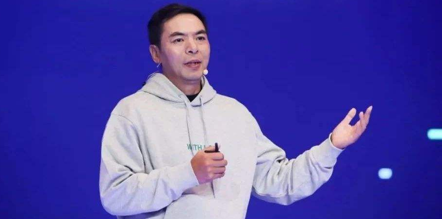 马化腾|年薪3亿“鬼才”张小龙,上班睡觉开会迟到,马化腾:不跳槽就行!