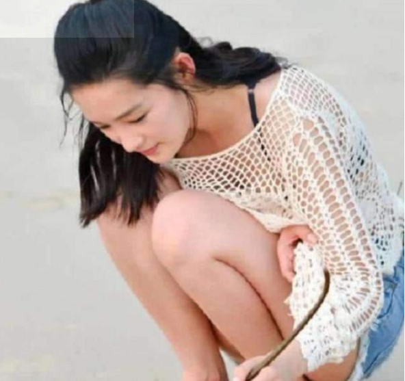 李沁|李沁有多撩？网友见她蹲在沙滩上的样子，看到小脚丫后称受不了！