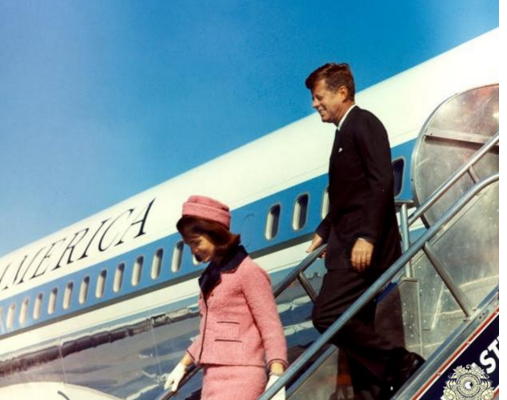 #约翰·肯尼迪#1963年肯尼迪遇刺的现场:街道上直接被一枪爆头,图6的妻子慌忙去捡头盖骨