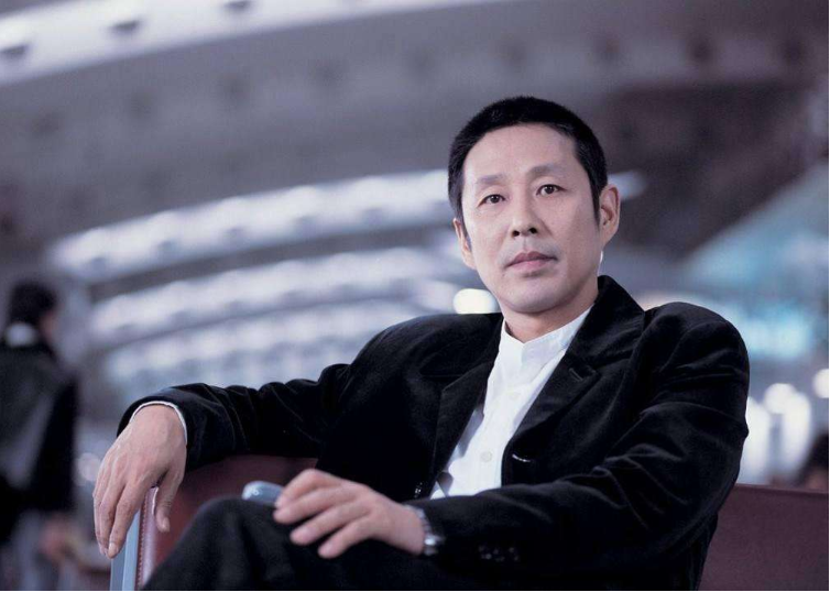 陈道明|曾与陈道明同居8年,2亿身价不求名分,转身嫁王菲初恋成人生赢家