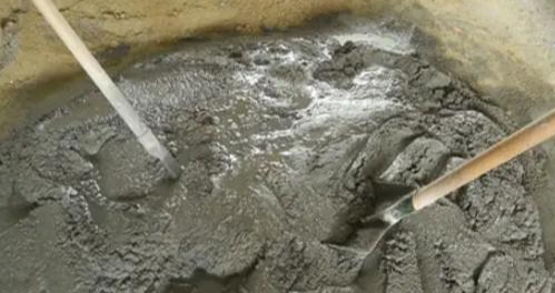 「」泡水瓷砖才贴好半年,现在就有几处空鼓并撕裂,谁来负责?