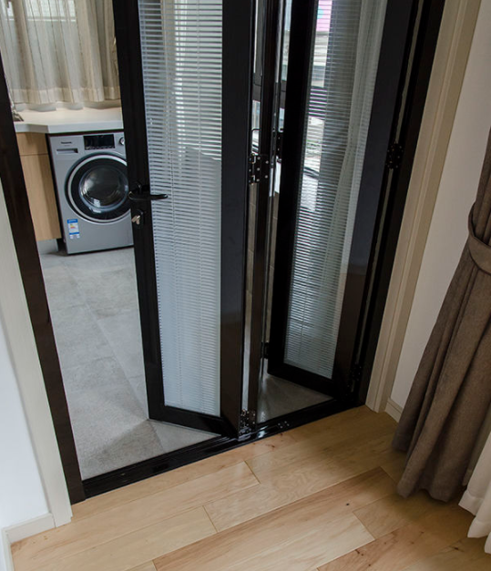 |越来越多人装修“分区式阳台”，别人家把休闲和实用完美结合，赞