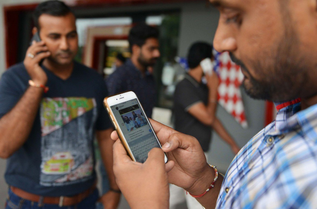 「手机行业」印度人有手机了,开心地向中国人炫耀,拿出来却尴尬了