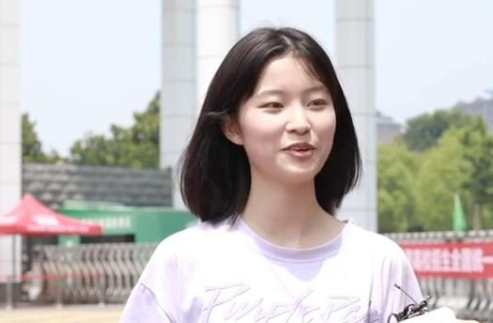|2020高考第一个走出来的考生,她是语文课代表,看到颜值后网友不淡定了