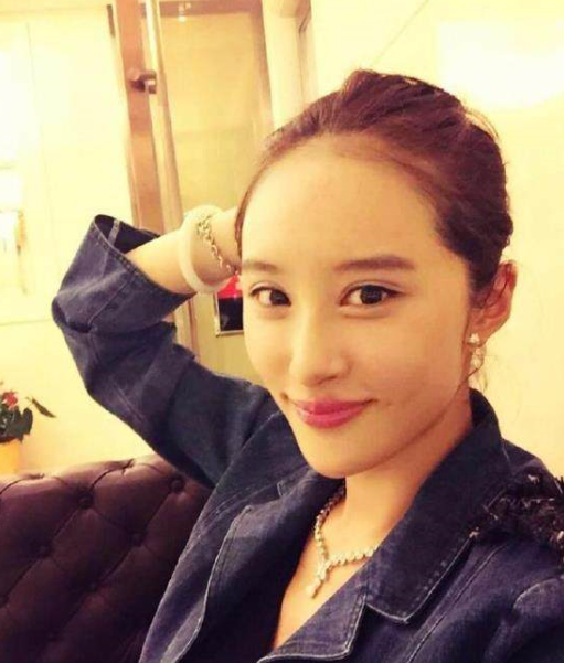 张艺谋|被张艺谋赶出剧组的两个演员，一个沉默，一个复仇