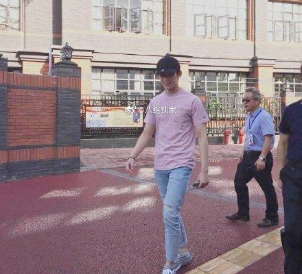 |高考提前离场，专车开进校园内接送，张子枫这样算不算高考特权？