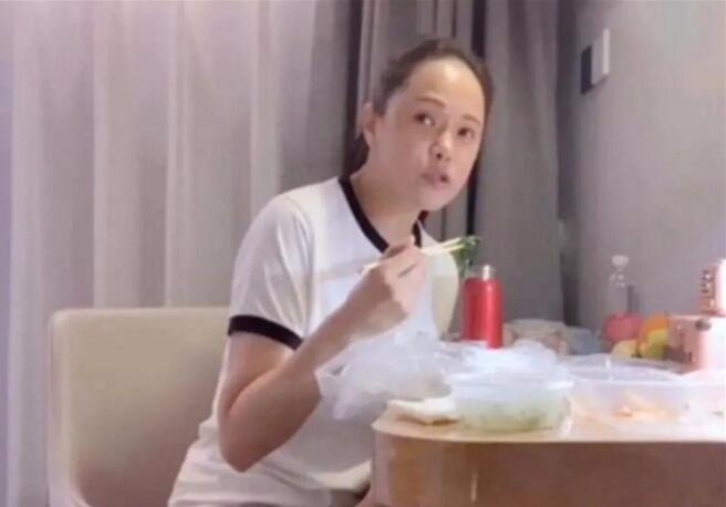 伊能静|52岁伊能静素颜出门，被拍照片像“老阿姨”，腹部赘肉太抢镜