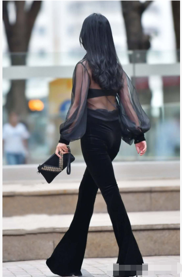 穿衣搭配|黑色薄纱套装搭配喇叭裤，高贵优雅，尽显职场女神范