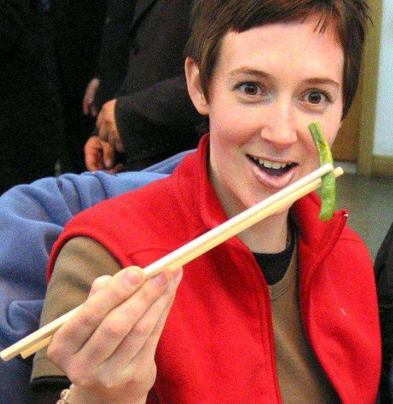 「豆腐」老外用筷子夹不到的4种食物,花生米不算什么,这种才是真的皮!