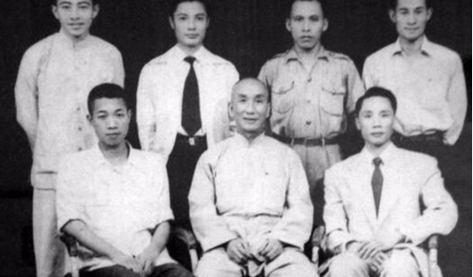 [叶问]抽鸦片，还抛弃发妻，我们都被甄子丹的《叶问》骗了