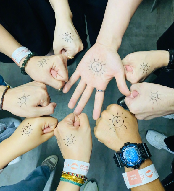 朱一龙|朱一龙温情演唱《突然好想你》，手心中的太阳温暖万千粉丝