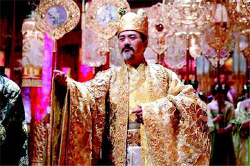 『秦始皇』为何别的皇帝穿黄龙袍，只有秦始皇穿黑袍？专家：他们想穿但不敢