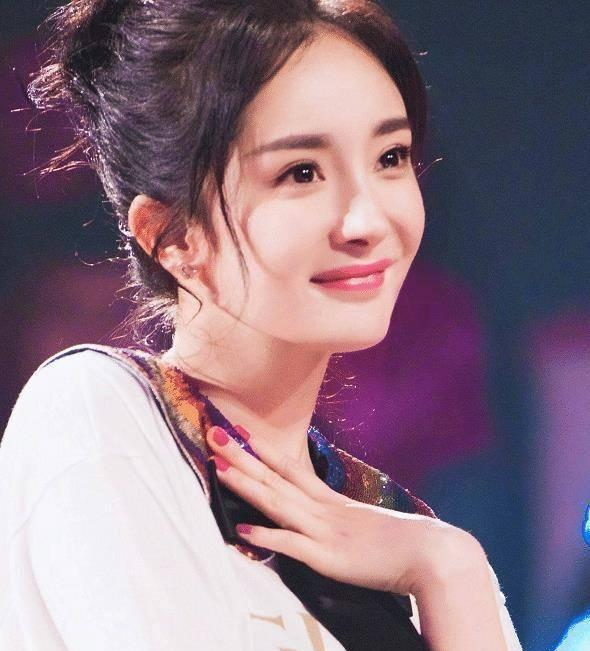 「杨幂」杨幂女儿小糯米颜值曝光，看到走台步的样子，简直就是翻版小杨幂