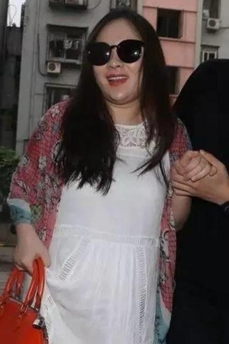 陈乔恩|41岁陈乔恩女神形象全无，麒麟臂加水桶腰不敢认，怪不得被说怀孕了