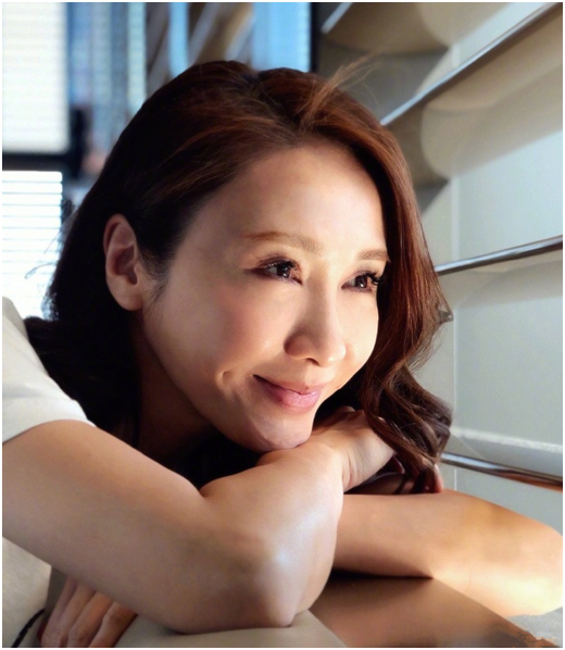 #黎姿#黎姿社交平台晒爬山照，紧身运动衣凸显曼妙身姿，笑容灿烂状态好