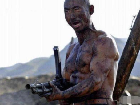 #张家辉#同样是影帝，一个用9个月练就一身肌肉，一个却花20万贴一身假的！