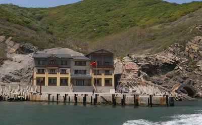 「海岛」?我国唯一一座蛇岛，栖息着近两万条毒蛇，喝水全靠人工送水