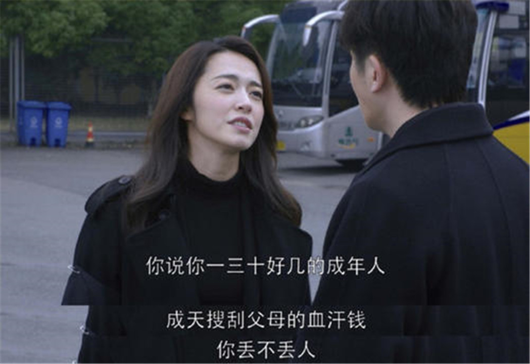 “我宁愿养条狗,也不养父母”,不孝女轰老母亲出门,众人却力挺