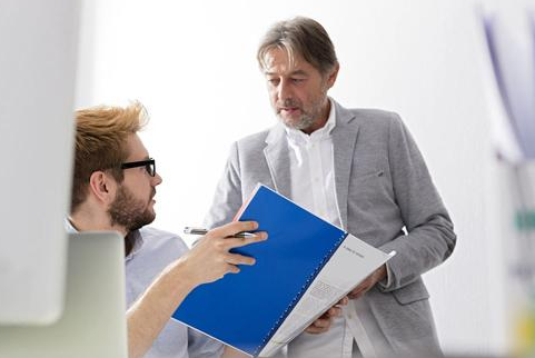 『』你的直接领导逼着你辞职，但上边的大领导不希望你走，遇到这种情况，应该这样做！