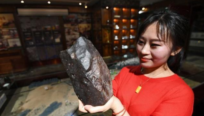 陨石|世上最“贵”的石头，我国曾以万元一克收购，贵阳女孩捡400公斤