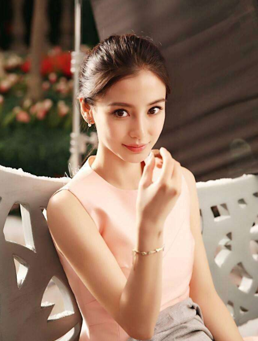 德芙|同是“德芙”代言人：前三位很普通，只有她拍出了吃不起的感觉