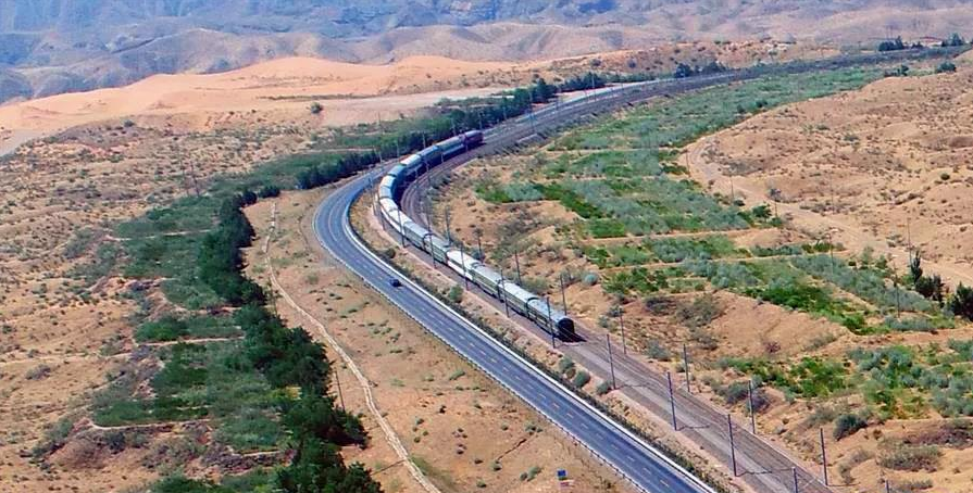 包兰铁路|我国首条沙漠铁路，全程990千米，还成为全球防沙教科书