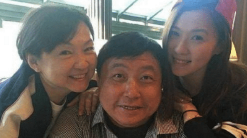 『王晶』64岁导演王晶近照， 独宠了41年老婆正面曝光，竟然是我们熟悉的她